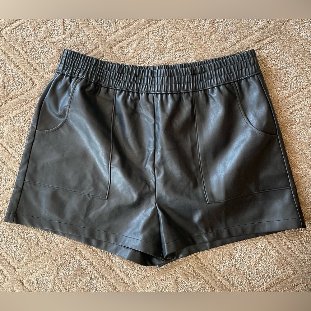 Altar’d State Women’s Size Large Black Faux Leather Shorts W/ Pockets NWT